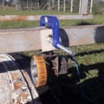 Prueba de Fuerza. Con el diseño de los soportes y utilizando una prensa C para fijar por la estructura, se alimenta el motor dc con una batería de 12V a modo de verificar la capacidad del sistema para lograr la rotación.